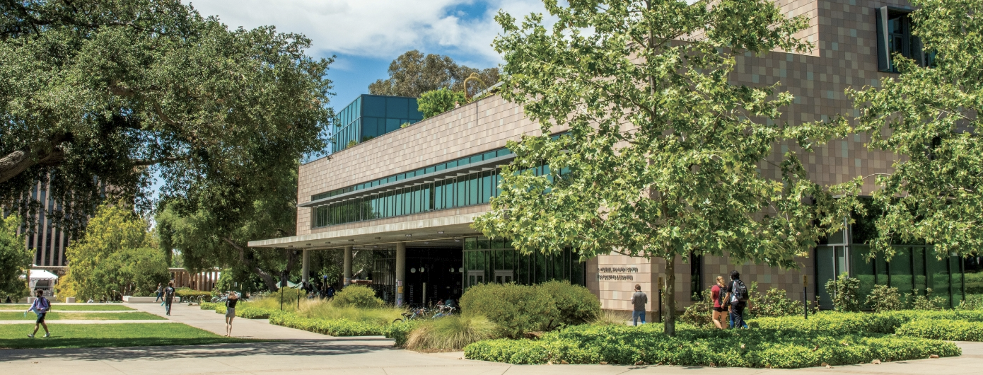 Shanahan Center for Teaching and Learning with students milling around